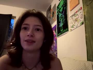 Allie Winters18 live cam preview — petite — age 19