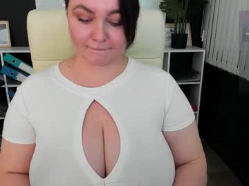 Essensual  live cam preview — HD — curvy — age 30