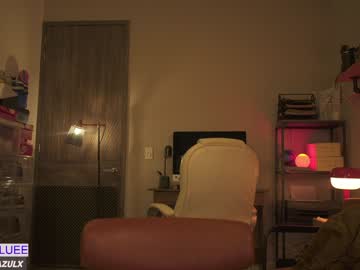 Lindabluee live cam preview — live — HD — age 22