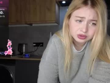 Shy Blondiee live cam preview — HD — findom — age 21