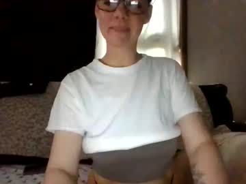 Sidneyraee live cam preview — mommy — age 0